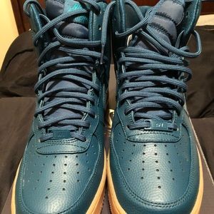 Nike Air Force 1 hi Sz 10.5 in women 9 in men.